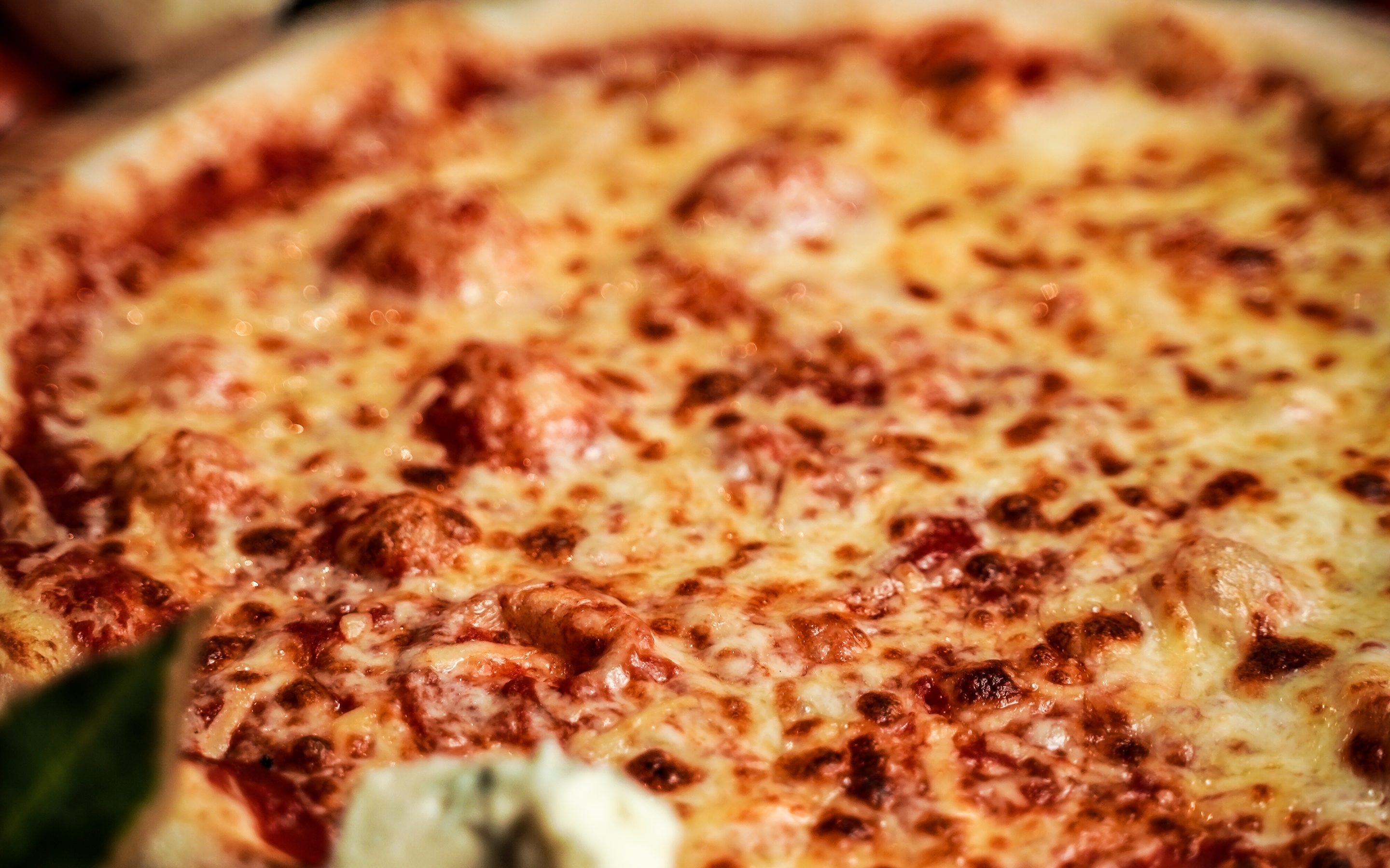 Frische Pizza auf dem Holztisch